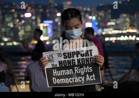 Tsim Sha Tsui, Hong Kong, Cina. 23 Ago, 2019. Migliaia di manifestanti crea la Hong Kong catena umana lungo di Hong Kong di Viale delle Stelle sul Victoria Harbour waterfront al trentesimo annivesary dei Balcani catena umana come parte del continuo pro democrazia anti elab movimento di protesta. Credito: Adryel Talamantes/ZUMA filo/Alamy Live News Foto Stock