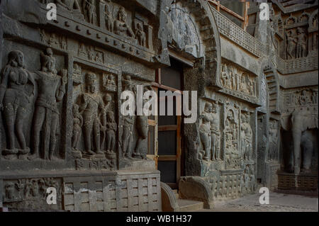 15-Maggio-2009-sculture di Buddha nelle grotte di Karla nel 2nd secolo a.C., Lonavala, Maharashtra, India Asia Foto Stock