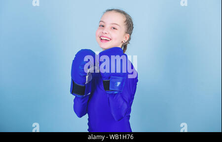 Bambino felice sportivo in guantoni da pugilato. Dieta Fitness. energia salute. allenamento di piccola ragazza boxer. knockout di punzonatura. Attività dell infanzia. Sport di successo Foto Stock