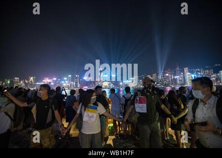 Tsim Sha Tsui, Hong Kong, Cina. 23 Ago, 2019. Migliaia di manifestanti crea la Hong Kong catena umana lungo di Hong Kong di Viale delle Stelle sul Victoria Harbour waterfront al trentesimo annivesary dei Balcani catena umana come parte del continuo pro democrazia anti elab movimento di protesta. Credito: Adryel Talamantes/ZUMA filo/Alamy Live News Foto Stock