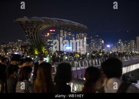 Tsim Sha Tsui, Hong Kong, Cina. 23 Ago, 2019. Migliaia di manifestanti crea la Hong Kong catena umana lungo di Hong Kong di Viale delle Stelle sul Victoria Harbour waterfront al trentesimo annivesary dei Balcani catena umana come parte del continuo pro democrazia anti elab movimento di protesta. Credito: Adryel Talamantes/ZUMA filo/Alamy Live News Foto Stock