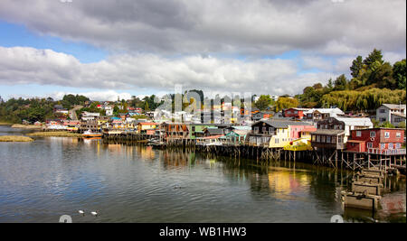 Case in castro sull isola di Chiloe Cile conosciuta come palafitos Foto Stock