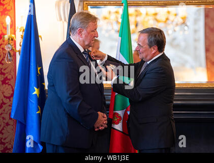 Nordkirchen, Germania. 23 Ago, 2019. Armin LASCHET (CDU, r), il primo ministro del Land Renania settentrionale-Vestfalia, premi l'ordine di merito dello stato della Renania settentrionale-Vestfalia alla leggenda del calcio Horst Hrubesch. Il Ministro Presidente del Land Renania settentrionale-Vestfalia aggiudicato l'ordine di merito a 14 cittadini per il loro straordinario impegno per la società. Credito: Guido Kirchner/dpa/Alamy Live News Foto Stock