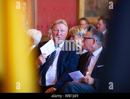 Nordkirchen, Germania. 23 Ago, 2019. La leggenda del calcio Horst Hrubesch (l) e il presentatore Götz Alsmann parlare in occasione dell'aggiudicazione dell'ordine di merito dello stato della Renania settentrionale-Vestfalia. Il Ministro Presidente del Land Renania settentrionale-Vestfalia aggiudicato l'ordine di merito a 14 cittadini per il loro straordinario impegno per la società. Credito: Guido Kirchner/dpa/Alamy Live News Foto Stock