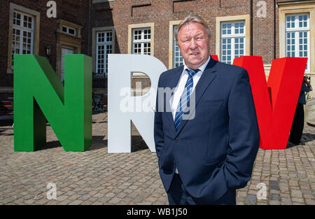 Nordkirchen, Germania. 23 Ago, 2019. Leggenda del calcio Horst Hrubesch si erge di fronte le lettere NRW in occasione dell'aggiudicazione dell'ordine di merito dello stato della Renania settentrionale-Vestfalia presso il castello di Nordkirchen. Il Primo Ministro ha aggiudicato l'ordine di merito a 14 cittadini per il loro straordinario impegno per la società. Credito: Guido Kirchner/dpa/Alamy Live News Foto Stock