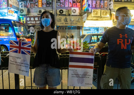 A Hong Kong protester è visto tenendo su segni in diverse lingue per ringraziare le persone di diverse nazioni per il supporto di Hong Kong di lotta per la libertà.Migliaia di Hong Kong manifestanti link le mani per formare catene umane in tutta la città di chiamare per la democrazia. Le catene che tracciate tre percorsi della metropolitana, ammontano a circa 40 km (25 miglia) di lunghezza. I manifestanti hanno detto di essere stati ispirati da "Via Baltica", quando milioni di persone ha creato una catena attraverso tre paesi (Estonia, Lettonia e Lituania per protestare contro l'occupazione sovietica esattamente 30 anni fa, ed è la più recente in quasi 11-week-vecchio movemen Foto Stock