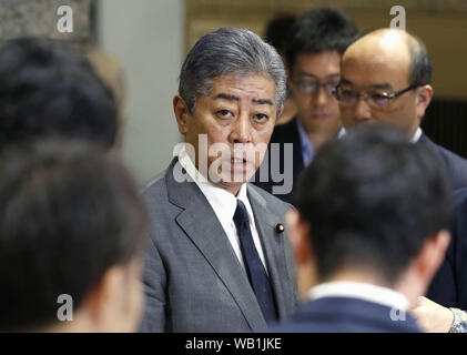 Tokyo, Giappone. 23 Ago, 2019. In Giappone il Ministro della Difesa di Takeshi Iwaya risponde alle domande dei media in Tokyo, Giappone, e il agosto 23, 2019. Primo Ministro giapponese Shinzo Abe venerdì ha esortato alla Corea del Sud di mantenere le sue promesse dopo Seul ha deciso di terminare una chiave lo scambio di informazioni di intelligence il patto tra i due paesi. Credito: Xinhua/Alamy Live News Foto Stock