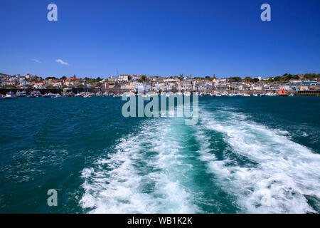 Guardando indietro a St Peter Port Guernsey, da un traghetto che lascia il porto Foto Stock