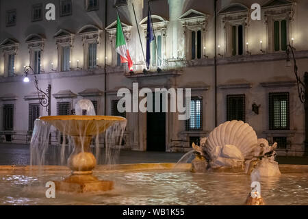 Roma, Italia - 18 agosto 2019: Palazzo Chigi, sede istituzionale del governo italiano. L'ingresso principale con la facciata di edificio e bandiere. Foto Stock