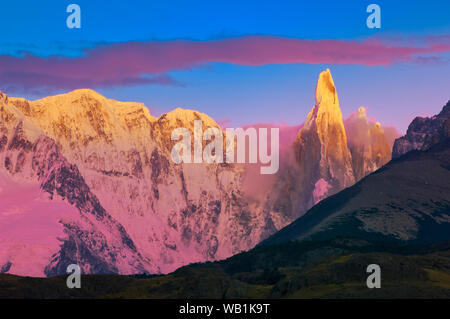 Sud America,l'Argentina,Patagonia,Cerro Torre Gruppo, Fitz Roy, prima luce sulle vette delle Ande, 30077894 Foto Stock