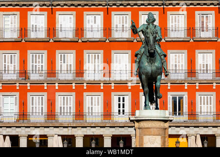 Statua di re Filippo III in Plaza Mayor, Madrid, Spagna, Sud ovest Europa Foto Stock