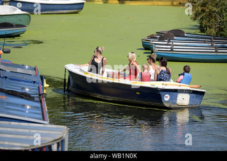 Lee Valley centro barca Broxbourne Hertfordshire, con acqua calda se previsto per il mese di agosto weekend i visitatori del Lee Valley centro barca e Foto Stock