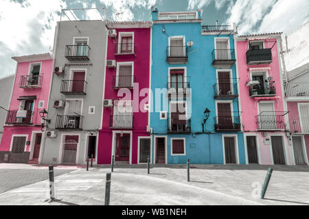 Luminosa cittadina balneare di Spagna. Paesaggio con graziosi edifici colorati. Villajoyosa, Costa Blanca, provincia di Alicante, Comunità Valenciana, Spagna Foto Stock