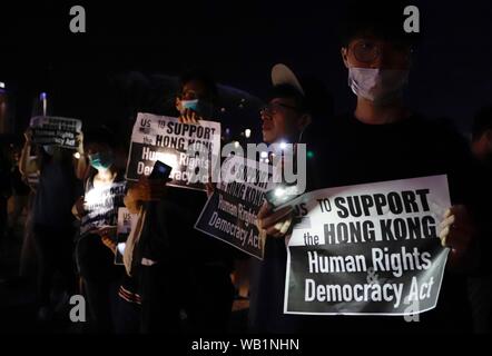 Hong Kong, Cina. 23 Ago, 2019. I dimostranti display cartelloni chiamando per la democrazia e la libertà per HK nell'azione di protesta, HONG KONG MODO.Aug-23, 2019 Hong Kong.ZUMA/Liau Chung-ren Credito: Liau Chung-ren/ZUMA filo/Alamy Live News Foto Stock