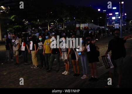 Hong Kong, Cina. 23 Ago, 2019. Migliaia di cittadini di Hong Kong hanno partecipato alla manifestazione denominata HONG KONG modo per onorare il trentesimo anniversario della Via Baltica lungo il Victoria Harbour seaside.Aug-23, 2019 Hong Kong.ZUMA/Liau Chung-ren Credito: Liau Chung-ren/ZUMA filo/Alamy Live News Foto Stock