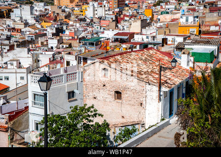 Strade strette e piccole case luminose con terrazze sul tetto - la località balneare di Cullera in Spagna. Provincia di Valencia, Spagna Foto Stock