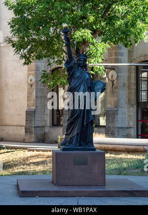 PARIGI, FRANCIA - 03 AGOSTO 2018: Una replica della Statua della libertà (di Auguste Bertholdi) fuori dal Musée des Arts et Métiers - un Museo dell'Indust Foto Stock