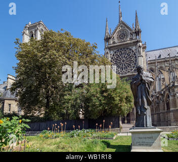 PARIGI, FRANCIA - 03 AGOSTO 2018: Statua di san Giovanni Paolo II nei giardini della cattedrale di Notre Dame prima del fuoco nel 2019 Foto Stock