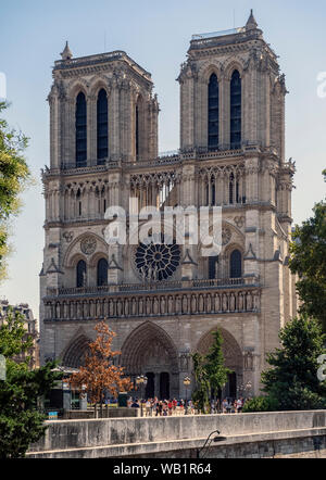 PARIGI, FRANCIA - 03 AGOSTO 2018: La facciata anteriore della Cattedrale di Notre-Dame prima del fuoco nel 2019 Foto Stock