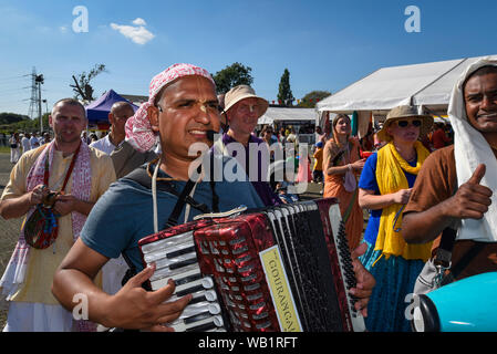 Watford, Regno Unito. Il 23 agosto 2019. Musical devoti celebrano la nascita di Krishna al Janmashtami festival al Bhaktivedanta Manor Hare Krishna Temple a Watford, Hertfordshire. Il maniero fu donato al Hare Krishna movimento da ex Beatle George Harrison e ospita ogni anno il più grande festival Janmashtami al di fuori dell India. Credito: Stephen Chung / Alamy Live News Foto Stock