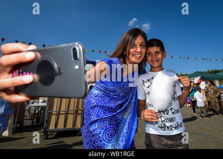 Watford, Regno Unito. Il 23 agosto 2019. I devoti prendere un selfie per festeggiare la nascita di Krishna al Janmashtami festival al Bhaktivedanta Manor Hare Krishna Temple a Watford, Hertfordshire. Il maniero fu donato al Hare Krishna movimento da ex Beatle George Harrison e ospita ogni anno il più grande festival Janmashtami al di fuori dell India. Credito: Stephen Chung / Alamy Live News Foto Stock