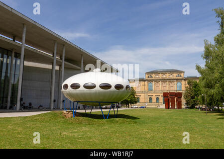 Il 'Dcome Futuro-Haus' (Futuro casa), un turno, casa prefabbricata progettata da Matti Suuronen, Pinakothek der Moderne di Monaco di Baviera, Germania. Foto Stock