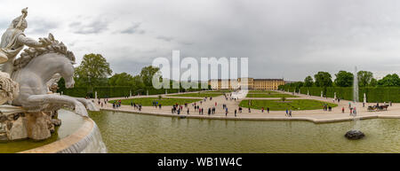 Una foto panoramica di Schönbrunn con il palazzo principale e i suoi giardini. Foto Stock