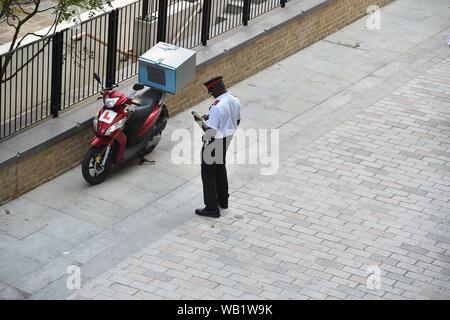 Parcheggio attendant emissione di biglietto per un motociclo su Londra Foto Stock