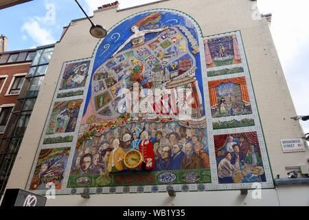 Londra, UK, agosto 2019; spirito di Soho Broadwick Street / Carnaby Street junction murale. Foto Stock