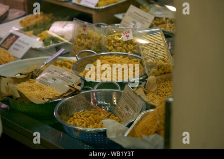 Diversi tipi di pasta sul banco di vendita Foto Stock