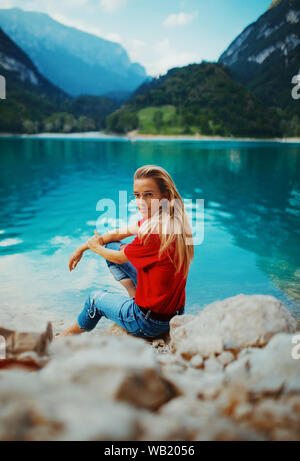 All'esterno Ritratto di giovane e bella ragazza ridere Foto Stock