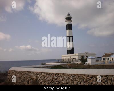 Bella in bianco e nero faro sul capo di Artux l'isola di Minorca. Luglio 5, 2012. Xon Xoriguer, Citadel, Menorca, isole Baleari, Spagna, Eur Foto Stock