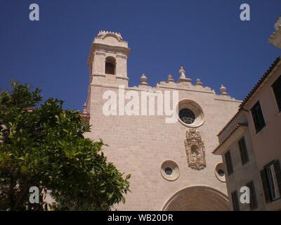 Facciata principale della chiesa di Santa Maria in Mahon sull isola di Minorca. Luglio 5, 2012. Mahon Minorca, Isole Baleari, Spagna, Europa. Tour di viaggio Foto Stock