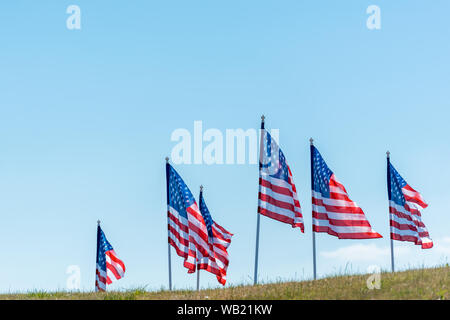 National american flag su erba verde contro il cielo blu Foto Stock