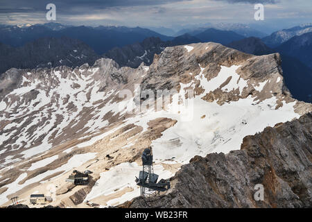 Vista del ghiacciaio sul massiccio dello Zugspitze, la Germania, il monte più alto che ha subito una contrazione dovuta al cambiamento del clima e temperature crescenti. Foto Stock