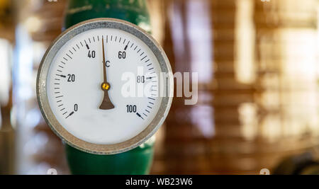 Termometro industriale, indicatore di temperatura, controllo scala celsius, vecchio, comporre, sfocatura dello sfondo industriale Foto Stock
