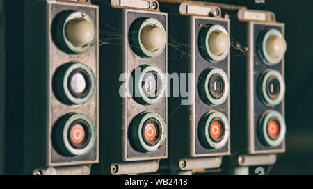 Avvio e arresto del concetto. Spingere i pulsanti, gli interruttori vecchi retrò, pannello di controllo industriale vista closeup sfondo Foto Stock