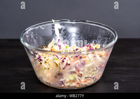 Rendendo coleslaw fatti in casa in un recipiente di vetro. Foto Stock