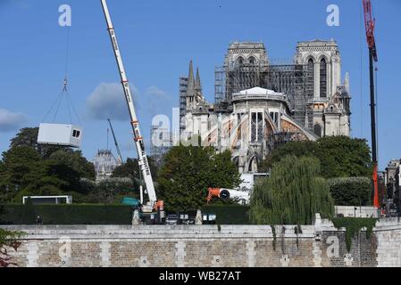 *** Strettamente NESSUNA VENDITA A MEDIA FRANCESI O EDITORI *** Agosto 19, 2019 - Parigi, Francia: lavori di restauro riprende nella cattedrale di Notre Dame dopo tre settimane di sospensione a causa di contaminazione di piombo. Il devastante incendio aprile rilasciato una vasta quantità di piombo nel atmopshere, stimolando le preoccupazioni in materia di sanità pubblica e forzando la sospensione dei lavori di restauro. Reprise des travaux de un restauro di Notre-dame apres trois semaines de suite sospensione aux rivelazioni de contaminazione au plomb. Foto Stock