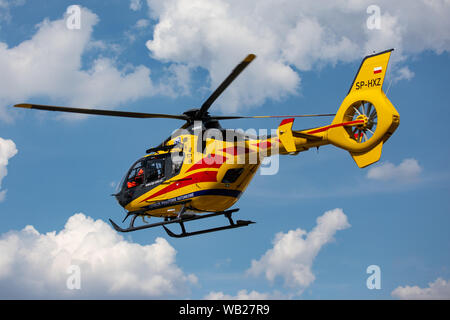 Polonia, Czestochowa - 06 agosto 2019: Air Ambulance (LPR) in azione presso la pista di atterraggio per aerei. Elicottero ec-135 e Air Ambulance in soccorso. Foto Stock