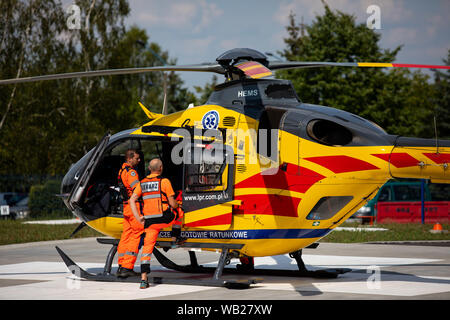 Polonia, Czestochowa - 06 agosto 2019: Air Ambulance (LPR) in azione presso la pista di atterraggio per aerei. Elicottero ec-135 e Air Ambulance in soccorso. Foto Stock