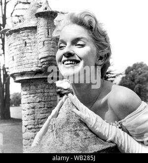 Shirley Eaton, sul set del film, "Tre Uomini in Barca", Romolo Film, 1956 Foto Stock