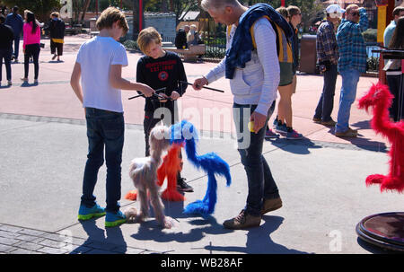 Maitland, FL, Stati Uniti d'America. Feb 2016. Padre e figli si divertono con pelose mostri dei burattini al parco. Foto Stock