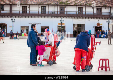 TUNJA, COLOMBIA - agosto, 2019: Gelato venditore ambulante in Piazza Bolivar, sulla città di tuja downtown Foto Stock