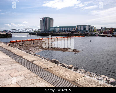 Barriera galleggiante il braccio per evitare che le barche di andare vicino al canale di scarico in corrispondenza della foce del fiume Tawe a Swansea, Wales, Regno Unito. Foto Stock