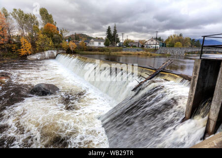 Una diga e caduta delle foglie in Wilmington, New York Foto Stock