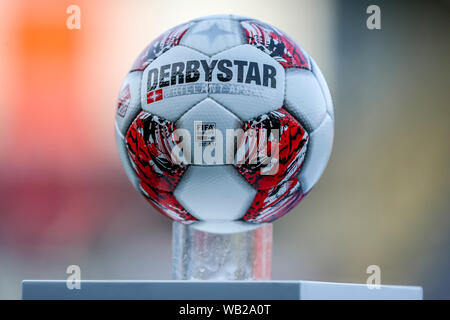 Den Bosch, Paesi Bassi. 23 Ago, 2019. DEN BOSCH, 23-08-2019, De Vliert, Keuken Kampioen Divisie, Den Bosch - Eindhoven, stagione 2019/2020, Derbystar palla durante il match Den Bosch - Eindhoven Credito: Pro scatti/Alamy Live News Foto Stock