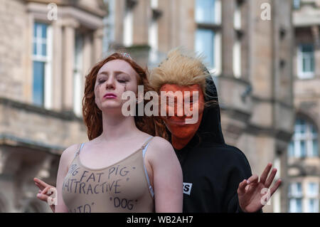 Edimburgo, Scozia, Regno Unito. 23 Agosto, 2019. Gli artisti interpreti o esecutori sul Royal Mile promuovendo la mostra la bellezza è il dolore al paradiso nel Vault sede 29 durante la Edinburgh Fringe Festival. La bellezza è il dolore è una performance politico pezzo di arte che circonda il Presidente statunitense Donald Trump del sostegno del Miss USA spettacoli e il trattamento delle donne in media mainstream. Credito: Berretto Alamy/Live News Foto Stock