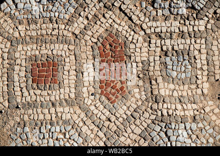 Antica, antichi, greco mosaico sul pavimento e muro del tempio nella città di Perge Turchia. Gli scavi archeologici della città antica. Foto Stock