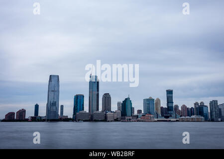 Una lunga esposizione di Exchange Place NJ da Manhattan Foto Stock